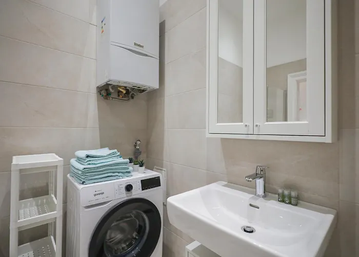Near Naschmarkt & Karlsplatz فيينا