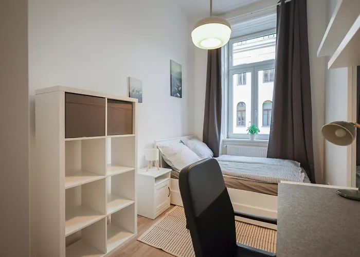 Near Naschmarkt & Karlsplatz * فيينا