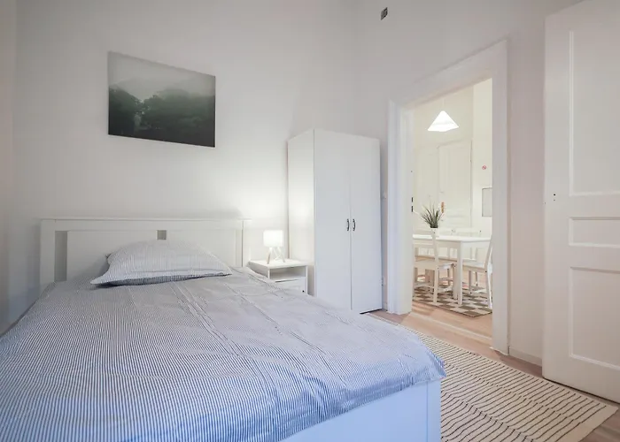 Near Naschmarkt & Karlsplatz * فيينا