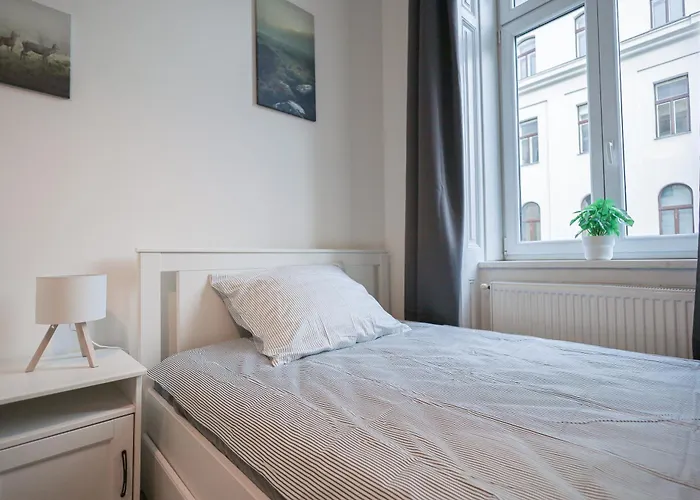 Near Naschmarkt & Karlsplatz * فيينا